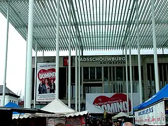Posters van Domino op de gevel van de Stadsschouwburg Antwerpen, waar de musical exclusief werd gespeeld.