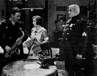 Scène uit de film waarbij Love bladmuziek in haar handen houdt.