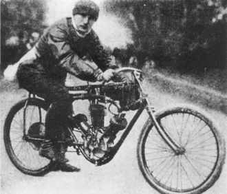 Alessandro Anzani op zijn W-3 motor in 1906. Het frame was nog van Buchet en werd ook toegepast op de "Aeromotocyclette Anzani" van Ernest Archdeacon