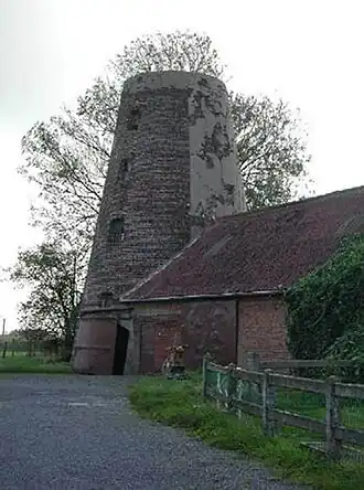 Hoeve en molen De Jonggezellenmolen van Yvegem