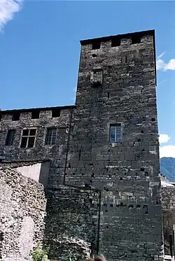 Stadstoren van de heren van Quart, gebouwd op de restanten van een Romeinse toren en gebruikt als gevangenis