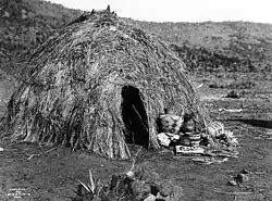 Wickiup van de Apachen, ca. 1903; koepelvormig als de wigwam, maar de aanduiding voor tenten gebruikt in andere Noord-Amerikaanse streken