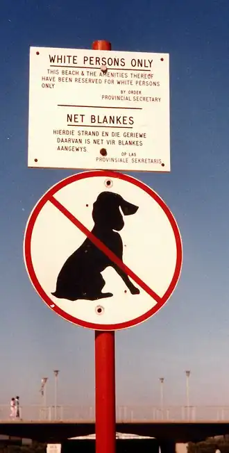 Apartheid: een bord behoudt een strand voor aan blanken.