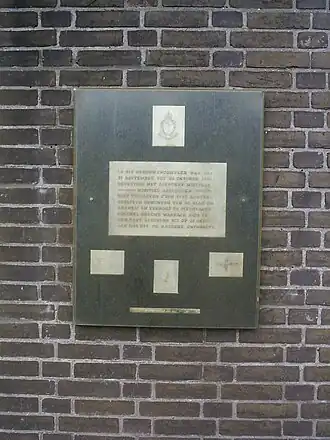 De Airborne-plaquette bij de Koning Willem III-kazerne in Apeldoorn die daar in 1984 door Warrack onthuld werd.
