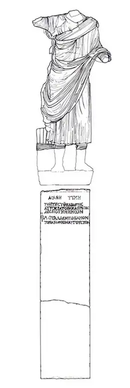 Beeld van de gevluchte keizer Valentinianus II met een lovende inscriptie[2] van Tatianus