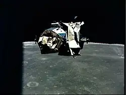 LM gezien vanuit de CSM, bemerk de gescheurde aluminiumfolie op de achterzijde ervan