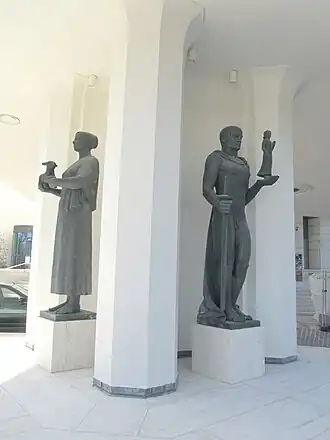 Ingang met beelden van Han Wezelaar (links) en Hildo Krop (rechts)