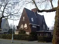 Apollolaan 178 in Amsterdam (1926), ontworpen door Royers, waarvoor Mari Andriessen het beeldhouwwerk vervaardigde