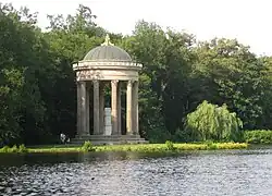 Gloriëtte met de naam Apollotempel in het park van Slot Nymphenburg, nabij München