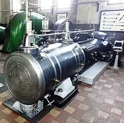 Stoommachine met op achtergrond de aangedreven centrifugaalpomp