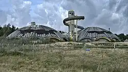 Het voormalig zwemparadijs, de ruïne in 2021