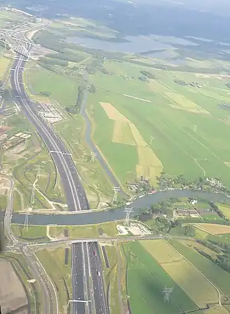 Aquaduct Vechtzicht gezien naar het oosten. In het verschiet linksboven knooppunt Muiderberg en rechtsboven het Naardermeer. Juni 2017