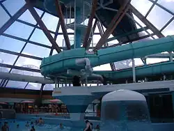 Golfslagbad met de trap naar de Boa's en de Colorado