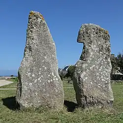 De associatie op twee menhirs.