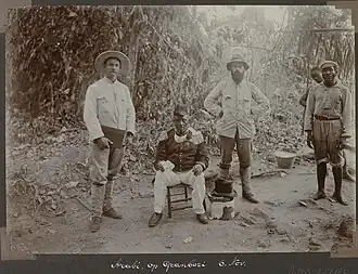 Labi Agumasaka (op stoel gezeten), 6 november 1904