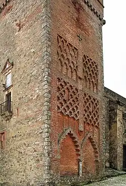 Toren van de burchtkerk in mudejarstijl