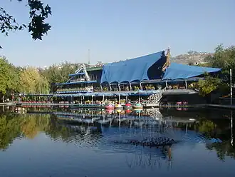 Het café-restaurant Aragast aan het Poplavokmeer