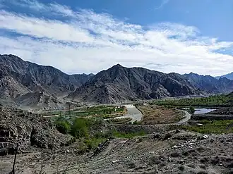 De Aras-rivier met rechts ervan de Armeense weg die de Zangezur-corridor moet vormen en links de Iraanse bergen.