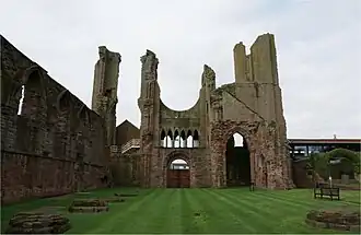 Het schip van Arbroath Abbey, met de restanten van de westgevel met de twee torens.