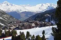 Arc 1950 gezien vanaf het zuidzuidwesten, met de Mont Blanc in de achtergrond (links)
