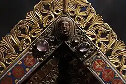 Servaaszijde met drijfwerk, cabochons en een gem