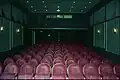 Bioscoopzaal in de Arcade Bioscoop met rode stoelen (1988-1990).