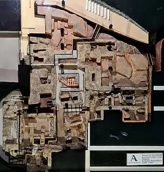 Maquette van de opgraving. Linksonder: de halfronde apsis van de kathedraal. Rechts daarvan de oudste kerk, het martyrium. In het midden het hypocaustum van de Gallo-Romeinse villa