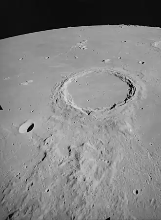 Archimedes gezien vanuit de Apollo 15. Onder de krater zijn de Montes Archimedes te zien. De kleinere ronde krater linksonder is Bancroft, rechts half uit beeld is de krater Aristillus te zien. (foto NASA)