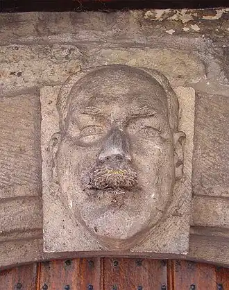 Reliëfafbeelding van Ad van der Steur door Katinka van Rood in de westgevel van het stadhuis van Gouda