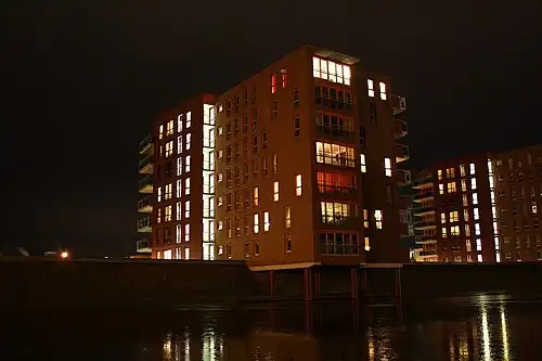 Woonflats met daarachter (uit zicht) winkelcentrum de Struytse Hoeck, die beide kanten van het Voornekanaal met elkaar verbindt.