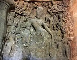 Ardhanarishvara (midden): halfvrouw (Parvati) en halfman (Shiva), vrouwelijk-mannelijke gelijkwaardigheid.