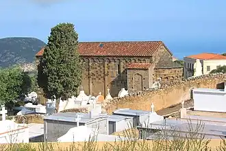 Zicht op de kerk en het kerkhof vanuit het zuidoosten