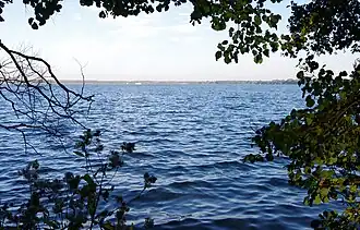 Blik op de Arendsee vanaf de westoever