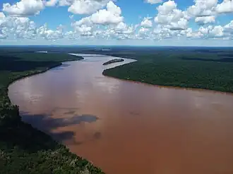 De rivier de Iguaçu voor de watervallen