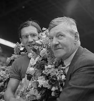 Gerrit van Vliet (r) met zijn zoon Arie in 1948