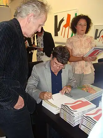 Arie van geest signeert bij een tentoonstelling met Klaas Gubbels, 3 juli 2011, Eindhoven.