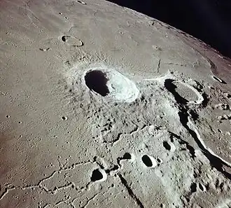 Aristarchus (midden) en Herodotus (rechts) gezien vanuit Apollo 15. (foto NASA)