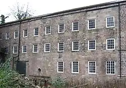 Drie van de oorspronkelijk vijf verdieping tellende fabriek