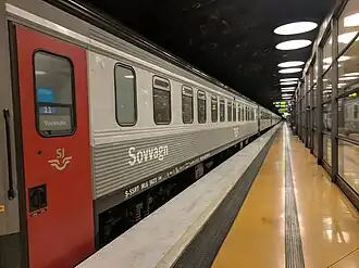 Nachttrein van SJ langs het perron.