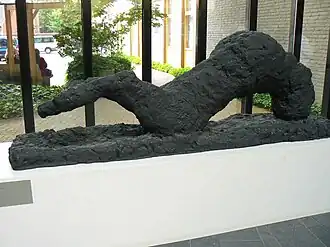 Liegende Gestalt uit 2005 door Armando, Fonteinstraat.