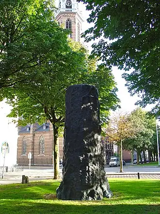 Het door Armando gemaakte monument voor de Groninger kunstenaar H.N. Werkman aan het oosteinde van de middenberm van de Heresingel (2009) met op de achtergrond de Sint-Jozefkerk