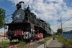 Locomotief Эш705-46 buiten aan het museum