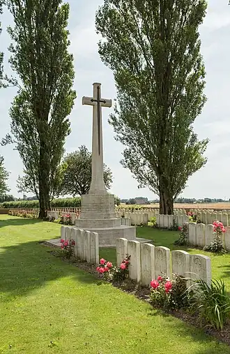Overzicht met Cross of Sacrifice
