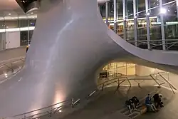 De Fronttwist in het stationsgebouw