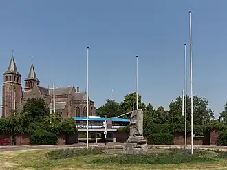 Het Airborneplein met het Airborne-monument