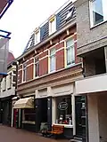 Winkelpand met bovenwoningen