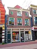Winkel met bovenwoning