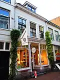 Winkel met bovenwoning