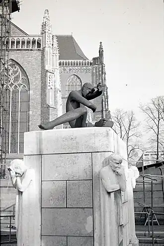 Mens tegen macht met oorspronkelijke sokkel