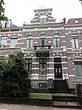 Herenhuis met hek uit 1889 in eclectische neorenaissance